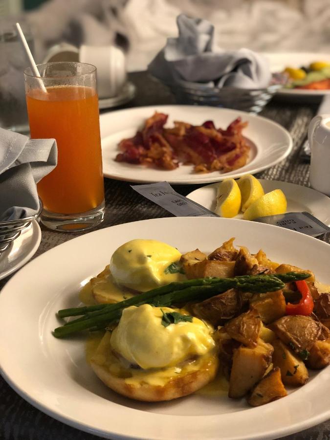 Crowne Plaza - West Cairo Arkan By Ihg 6th of October City Extérieur photo A meal at the restaurant