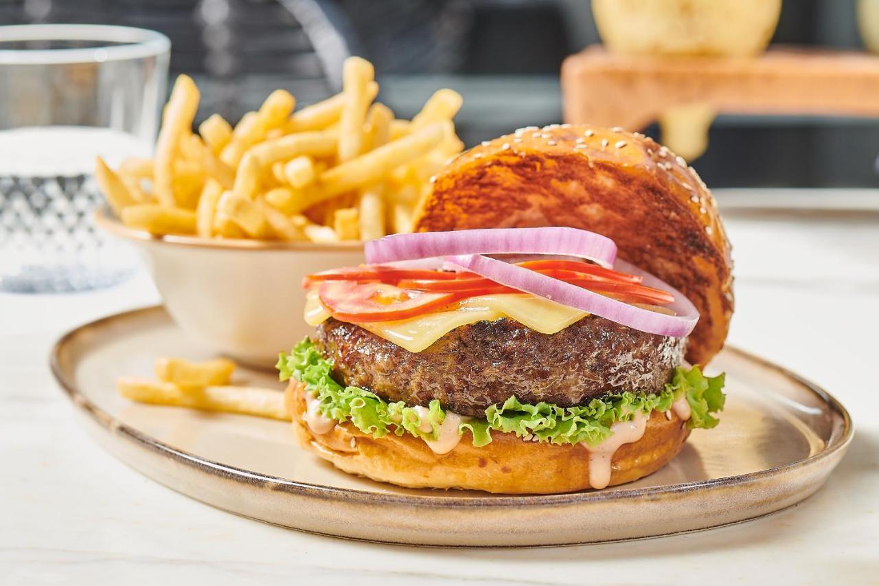 Crowne Plaza - West Cairo Arkan By Ihg 6th of October City Extérieur photo A hamburger with fries