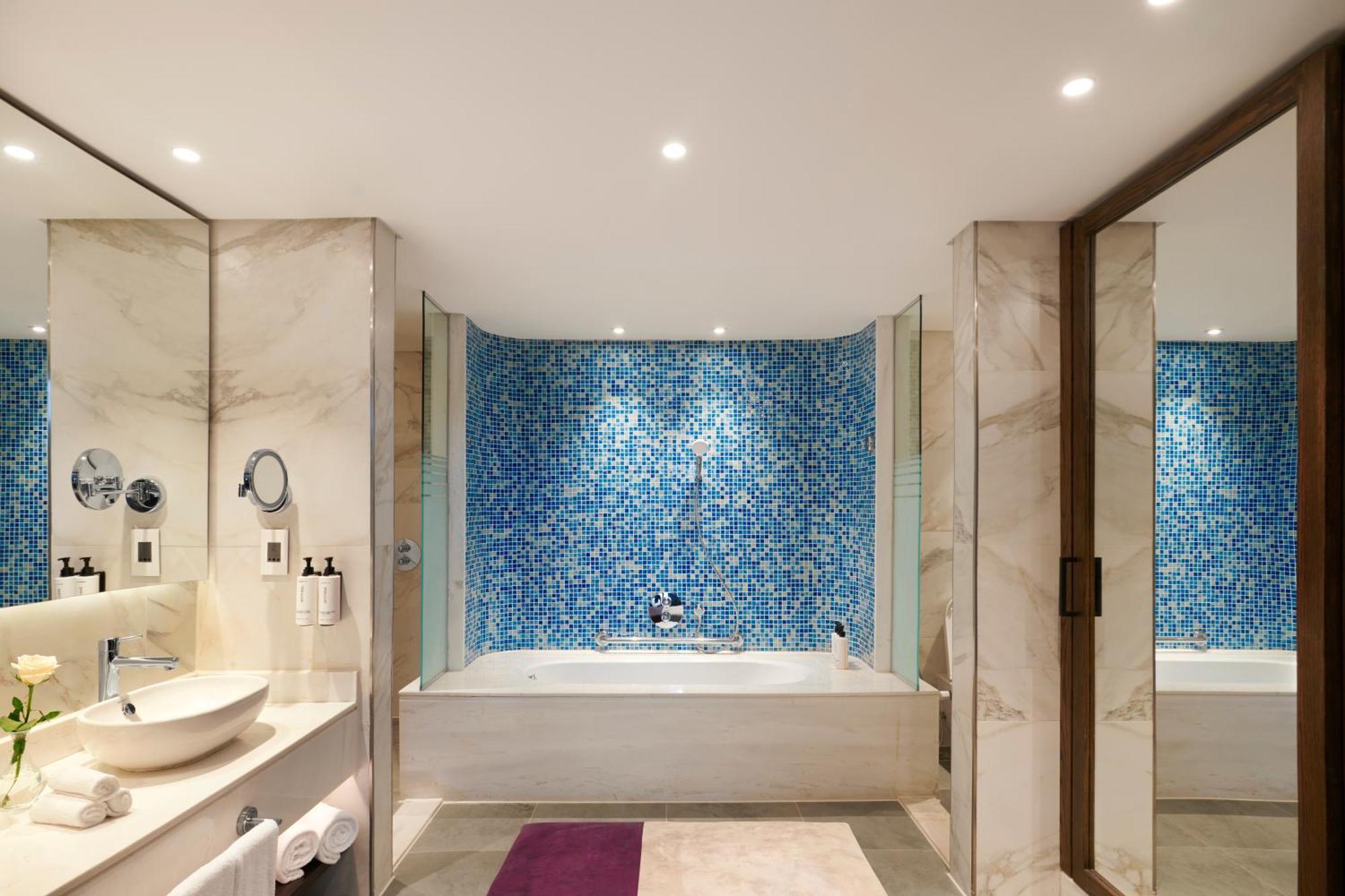 Crowne Plaza - West Cairo Arkan By Ihg 6th of October City Extérieur photo Bathroom