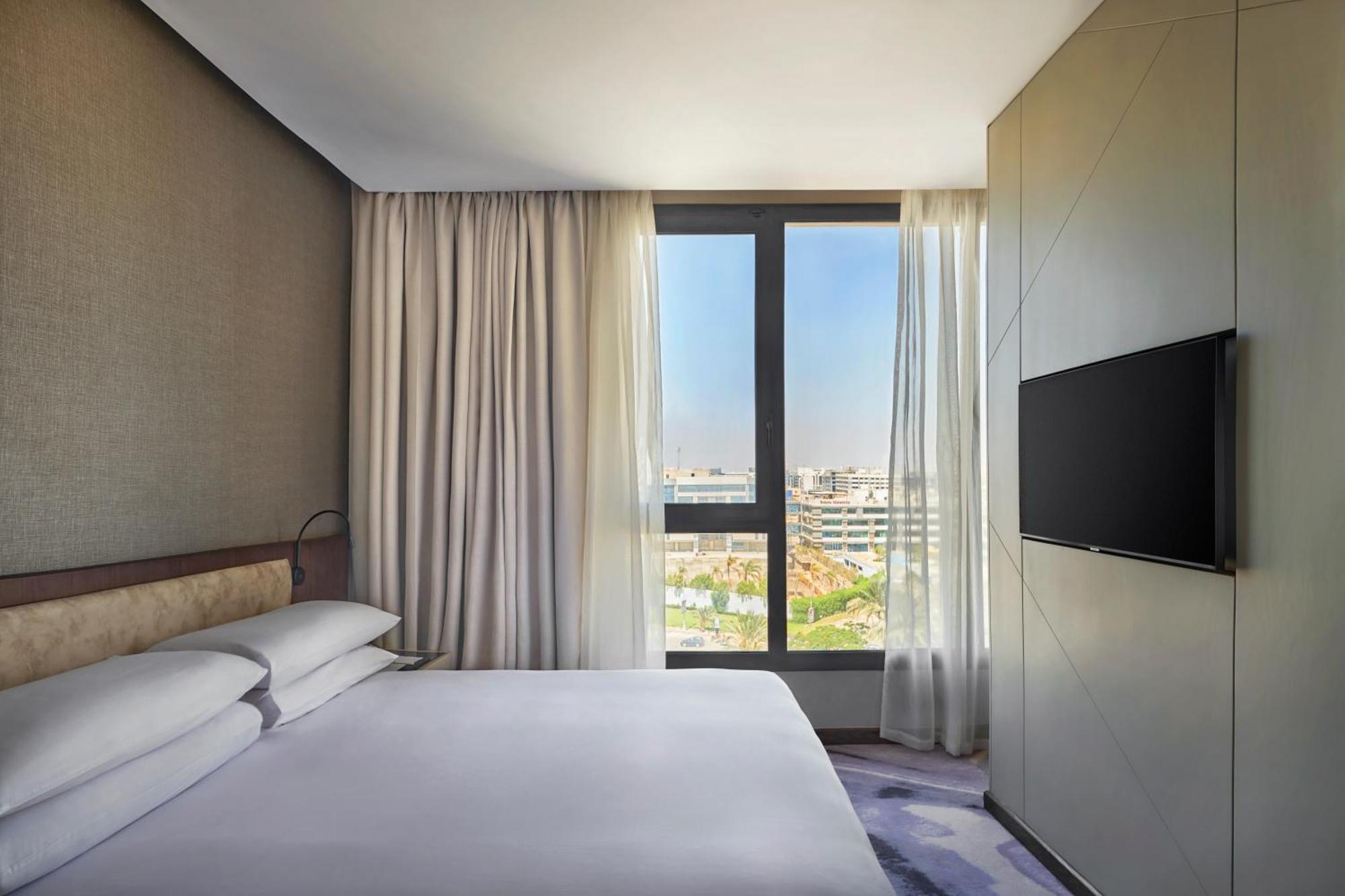 Crowne Plaza - West Cairo Arkan By Ihg 6th of October City Extérieur photo A bedroom at the hotel