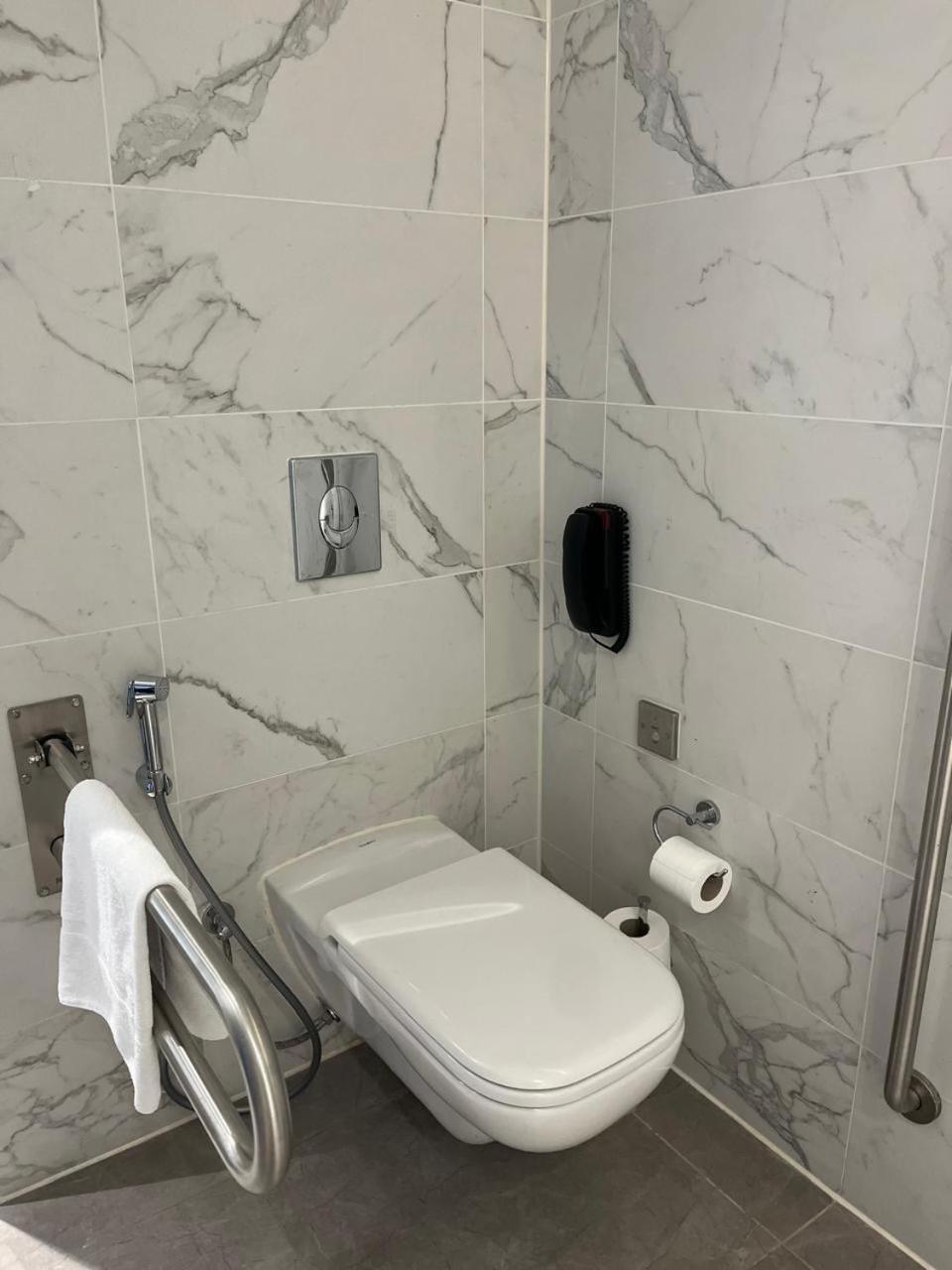 Crowne Plaza - West Cairo Arkan By Ihg 6th of October City Extérieur photo A toilet with a built-in bidet